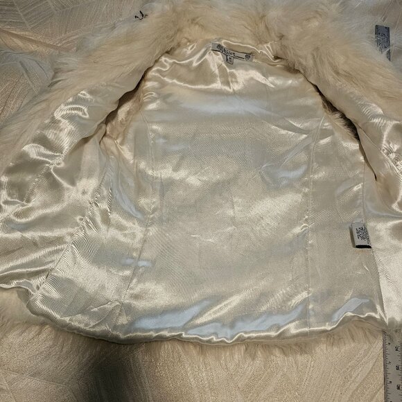 Women’s White Faux Fur Sleeveless Vest, Small/Medium - Picture 4 of 7